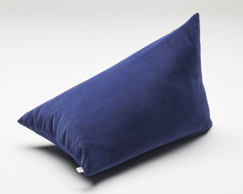 FÚ Tri cushion – sculptural velvet accent in Italian velluto, made in Germany